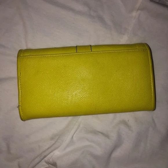 Bright yellow clutch - Picture 2 of 3